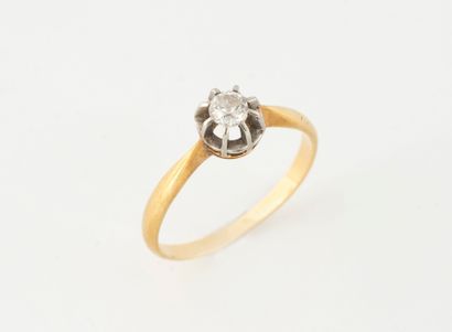 null Bague solitaire en or jaune et gris (750) ornée d'un diamant taille ancienne...