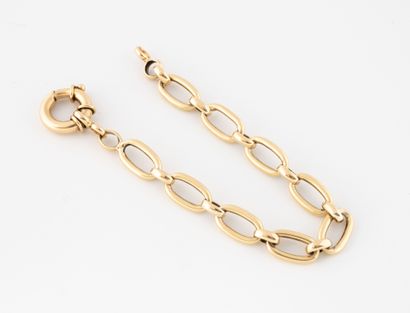 null Bracelet en or jaune (750) à maillons allongés ovales. 
Fermoir anneau ressort....