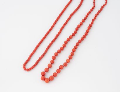null Deux colliers en perles de corail rouge, en chute ou chocker.
Fermoir tonneau...