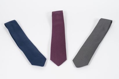 HERMES Lot de 3 cravates en soie comprenant : 
-cravate à motifs de H obliques rouges...