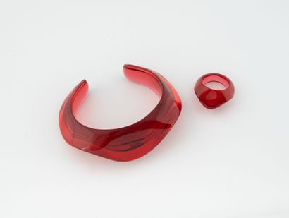 BACCARAT Bracelet manchette ouvert et bague de forme libre en cristal rouge.
Signés...
