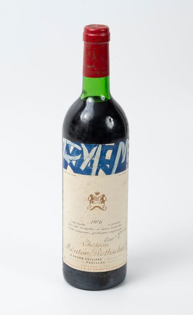CHÂTEAU MOUTON ROTHSCHILD 1 bouteille, 1976.
GCC1 Pauillac.
Niveau haute épaule.
Taches...