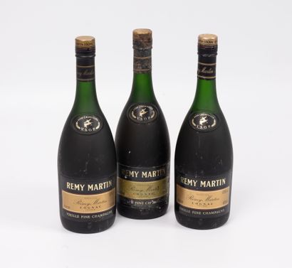 REMY MARTIN 3 bouteilles de Cognac.
70 cl.
Fine champagne V.S.O.P.
Niveau légèrement...