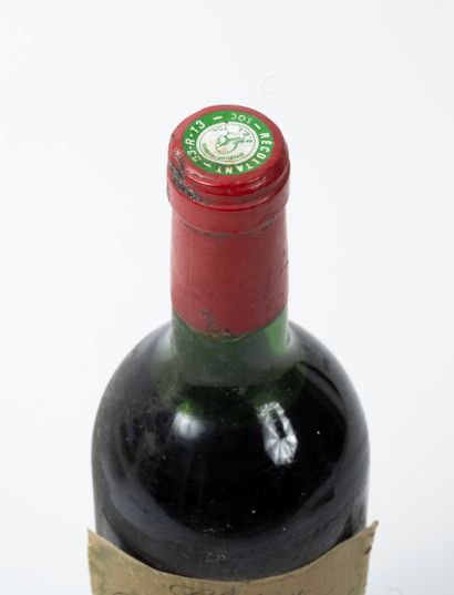 CHÂTEAU BELLEVUE FIGEAC 1 bouteille, 1981.
Saint-Emilion.
Niveau haute épaule.
Taches,...