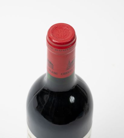 CHÂTEAU CHEVAL BLANC 1 bouteille, 1990.
GCC1 (A) Saint-Emilion.
Niveau goulot.
Infimes...