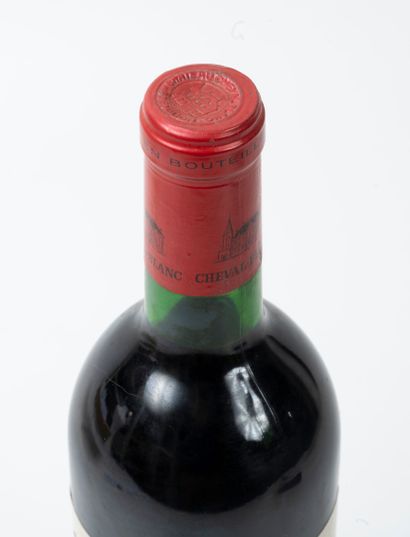 CHÂTEAU CHEVAL BLANC 1 bouteille, 1973.
GCC1 (A) Saint-Emilion.
Niveau haute épaule...
