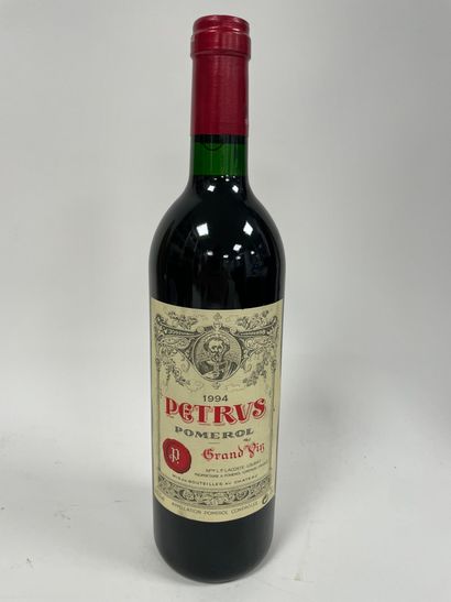 PETRUS 1 bouteille, 1994.
Pomerol.
Niveau goulot.
Infimes frottements et déchirures...
