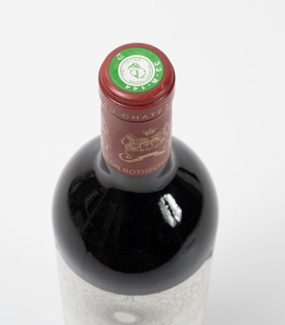 CHÂTEAU MOUTON ROTHSCHILD 1 bouteille, 2002.
GCC1 Pauillac.
Niveau goulot.
Infimes...