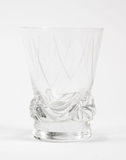 DAUM FRANCE Suite de douze petits verres en cristal.
Signés.
H. : 8,5 cm.
Un verre...