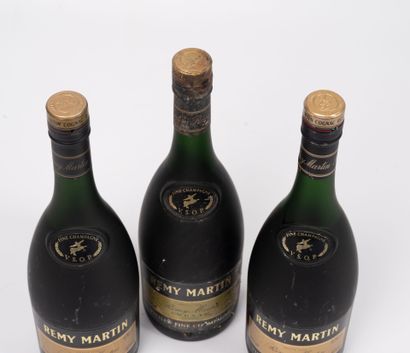 REMY MARTIN 3 bouteilles de Cognac.
70 cl.
Fine champagne V.S.O.P.
Niveau légèrement...