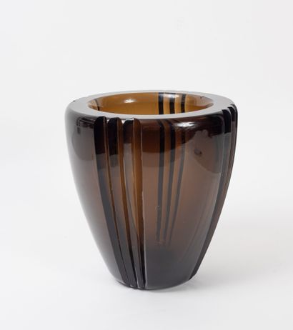 DAUM NANCY FRANCE Vase.
En verre brun de forme évasé à fond plat et rainures verticales.
Signé....
