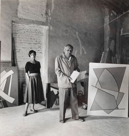 Willy MAYWALD (1907-1985) Alberto Magnelli dans son atelier avec sa femme, s.d.
Épreuve... Gazette Drouot