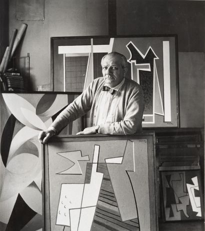 Willy MAYWALD (1907-1985) Alberto Magnelli avec ses toiles, s.d.
Épreuve argentique,... Gazette Drouot