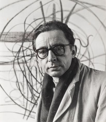 Willy MAYWALD (1907-1985) Hans Hartung devant une de ses œuvres, 1947.
Épreuve argentique,... Gazette Drouot