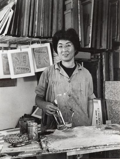 Willy MAYWALD (1907-1985) La peintre coréenne Seund Ja Rhee dans son atelier à Paris,... Gazette Drouot
