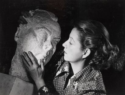 Willy MAYWALD (1907-1985) Consuelo de Saint-Exupéry avec le buste d'Antoine de Saint-Exupéry,... Gazette Drouot