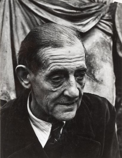 Willy MAYWALD (1907-1985) Maurice Utrillo, 1947.
Épreuve argentique, vers 1970, montée... Gazette Drouot