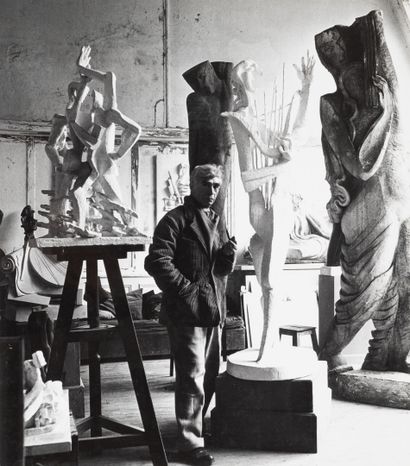 Willy Maywald (1907-1985) Ossip Zadkine dans son atelier, vers 1965.
Épreuve argentique,... Gazette Drouot