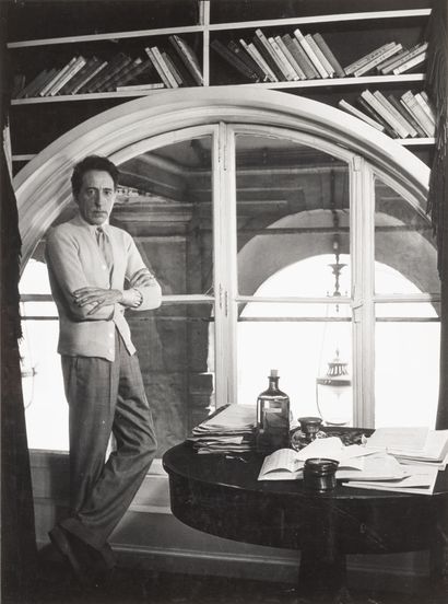 Willy MAYWALD (1907-1985) Jean Cocteau dans son appartement au Palais Royal, vers... Gazette Drouot