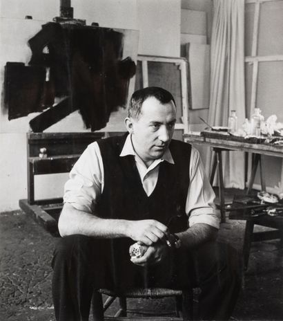 Willy MAYWALD (1907-1985) Pierre Soulages dans son atelier, 1950-1960.
Épreuve argentique,... Gazette Drouot
