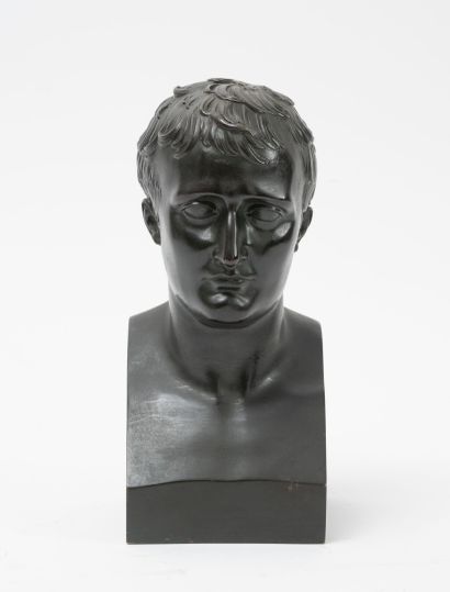 D'après Antonio CANOVA (1757 - 1822) Bust of Emperor Napoleon.
Green patina bronze... Gazette Drouot