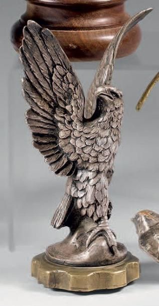 D'après E. BREGEON (XXème siècle) Aigle dressé, les ailes déployées. Sujet en bronze...
