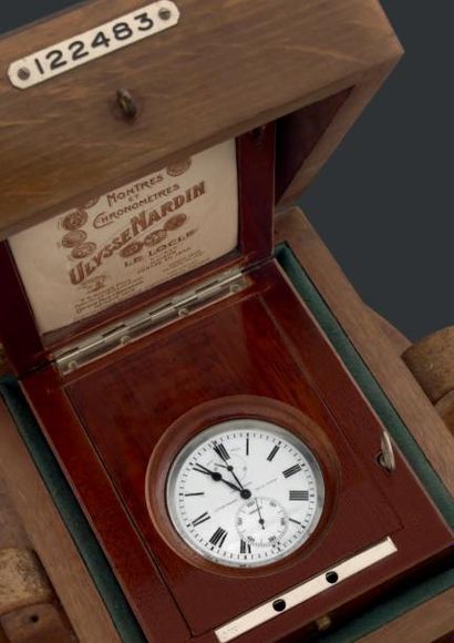 ULYSSE NARDIN Beau chronomètre de bord en acier, cadran émaillé blanc avec chiffres...