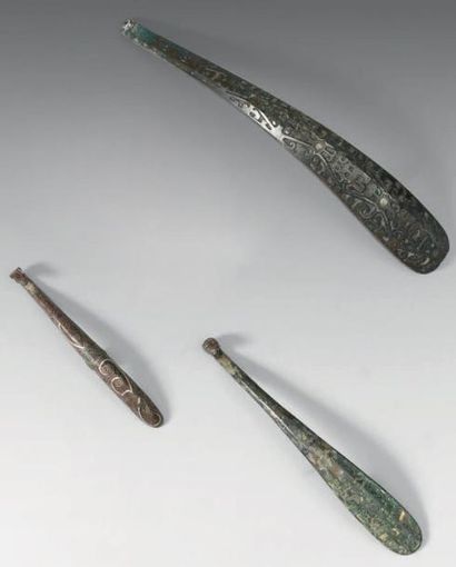 CHINE - Royaumes Combattants (480 - 221 av. J.-C.) Trois fibules en bronze à décor...