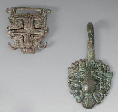 CHINE - Royaumes Combattants (480 - 221 av. J.-C.) Fibule en bronze à patine brune,...