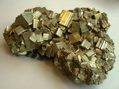 Important groupe de cristaux de Pyrite (sulfure...