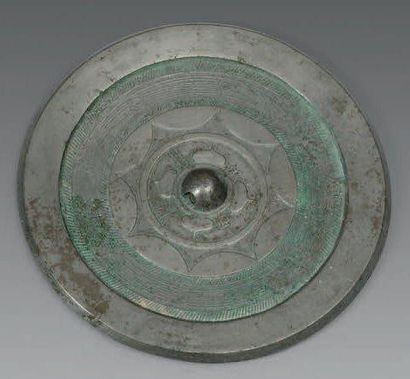 CHINE - Epoque HAN (206 av. J.-C. - 220 ap. J.-C.) Miroir de forme ronde en bronze...