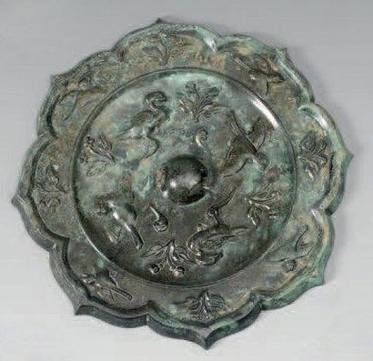 CHINE - Epoque TANG (618 - 907) Miroir de forme lobée en bronze patiné, à décor en...