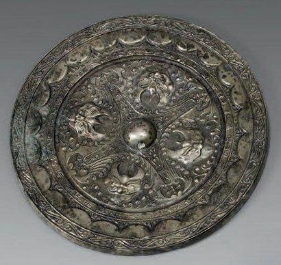 CHINE - Epoque TANG (618 - 907) Miroir de forme ronde en bronze à patine argentée,...