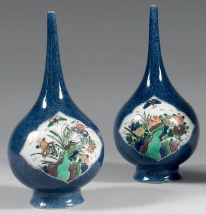 CHINE - EPOQUE KANGXI (1662 - 1722) Paire d'aspersoirs en porcelaine décorée, en...