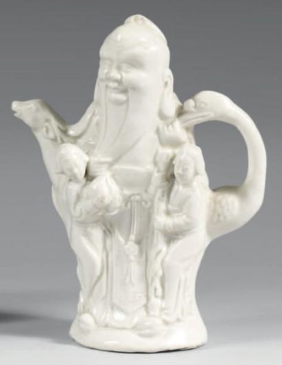 CHINE - EPOQUE KANGXI (1662 - 1722) Verseuse en porcelaine émaillée blanche en forme...