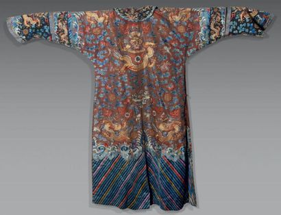 Chine XIXème siècle Robe en soie brodée, à décor polycrhome de dragons pourchassant...
