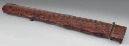Chine XIXème siècle Qin en bois laqué rouge et veiné de brun rouge. Long.: 122 cm....