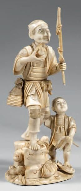 JAPON - Epoque MEIJI (1868 - 1912) Paysan debout sur un rocher, tenant un bâton et...