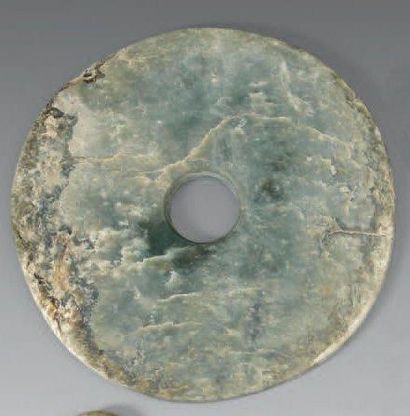 CHINE Style Néolithique Bi en néphrite céladon. Diam.: 18,5 cm