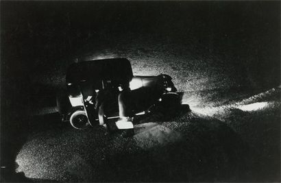 GERMAINE KRULL (1897-1985) « Paris nuit (Départ du médecin dans la nuit) ». n.d....