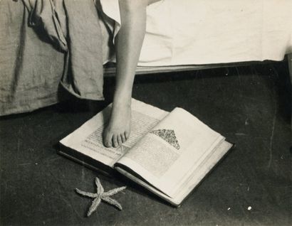 MAN RAY (1890-1976) Sans titre (l'étoile de mer). Un pied sur un livre ..... 1928....