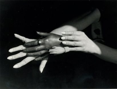 CLAUDE CAHUN (1894-1954) « Les mains ». 1936. Tirage sur papier aux sels d'argent....