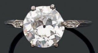 null Bague en platine sertie d'un diamant demi-taille épaulé de six diamants plus...