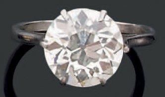 null Bague en platine sertie d'un diamant demi-taille. Poids de la pierre: 4,48 carats....