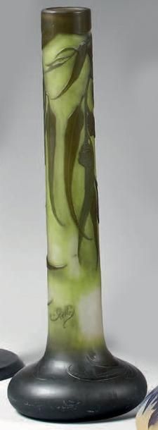 Émile GALLÉ (1846-1904) Vase tube à base évasée. Epreuve en verre doublé brun-vert...