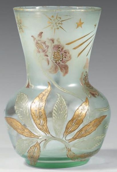 Émile GALLÉ (1846-1904) Vase pansu à col évasé sur un petit talon. Epreuve en verre...