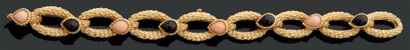 BOUCHERON Bracelet articulé en or jaune ciselé et grainé formé de huit maillons ovales...