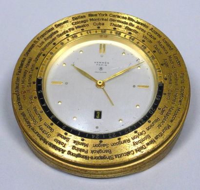 HERMES, Paris "World Time" Pendulette réveil cylindrique en laiton doré, à lunette...