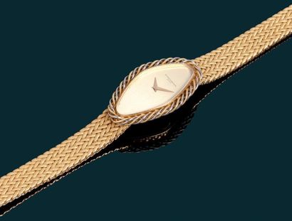 VACHERON & CONSTANTIN Montre bracelet de dame en or. Boîte galbée, cadran doré, lunette...