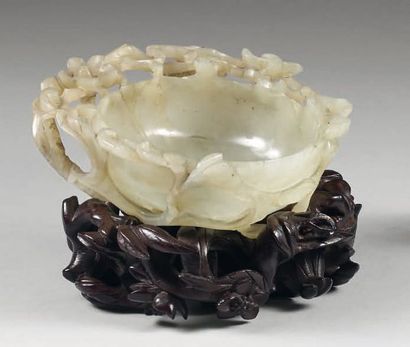 CHINE - XVIIIème - XIXème siècle. Coupe en forme de feuille de prunier en néphrite...